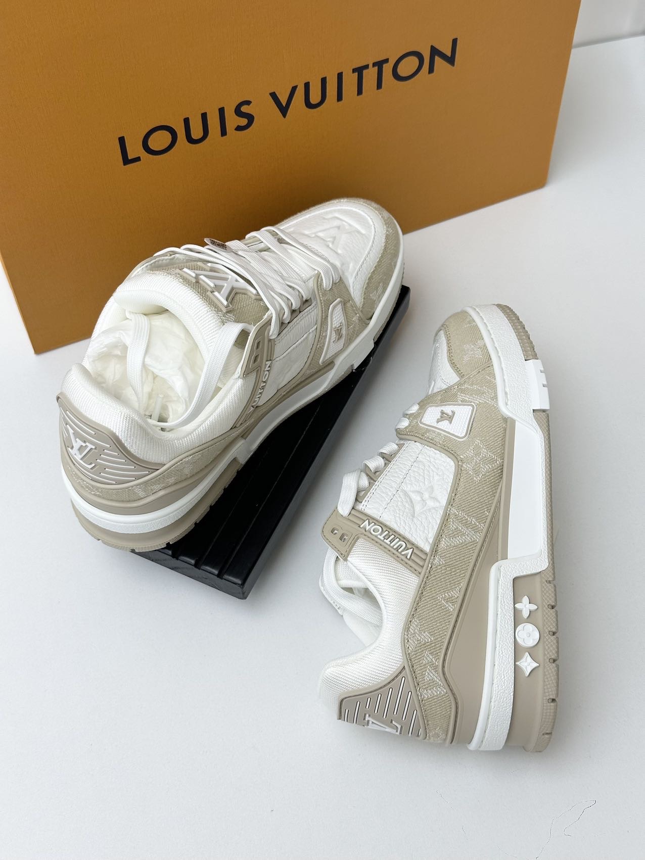 LV 鞋子37.5码 附件：盒子 尘袋