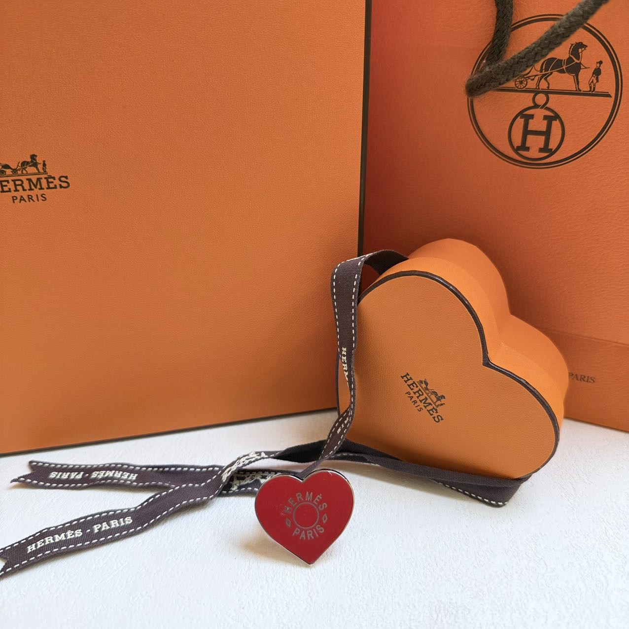 爱马仕爱心红色丝巾扣 附件：盒子 尘袋